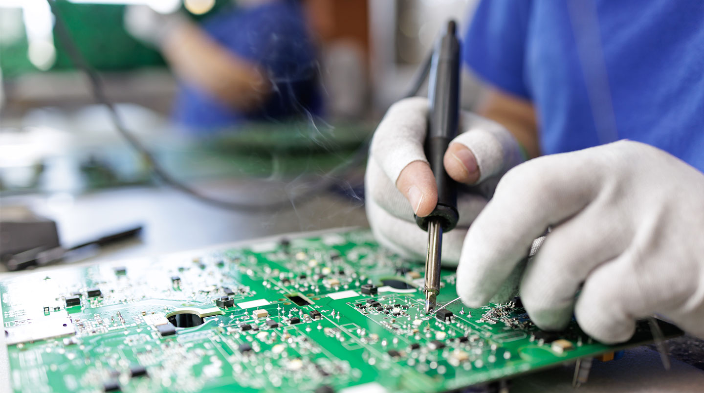 Gros plan extrême sur un module électronique IGBT monté sur circuit imprimé, composants visibles en détail, éclairage latéral naturel, fond flouté